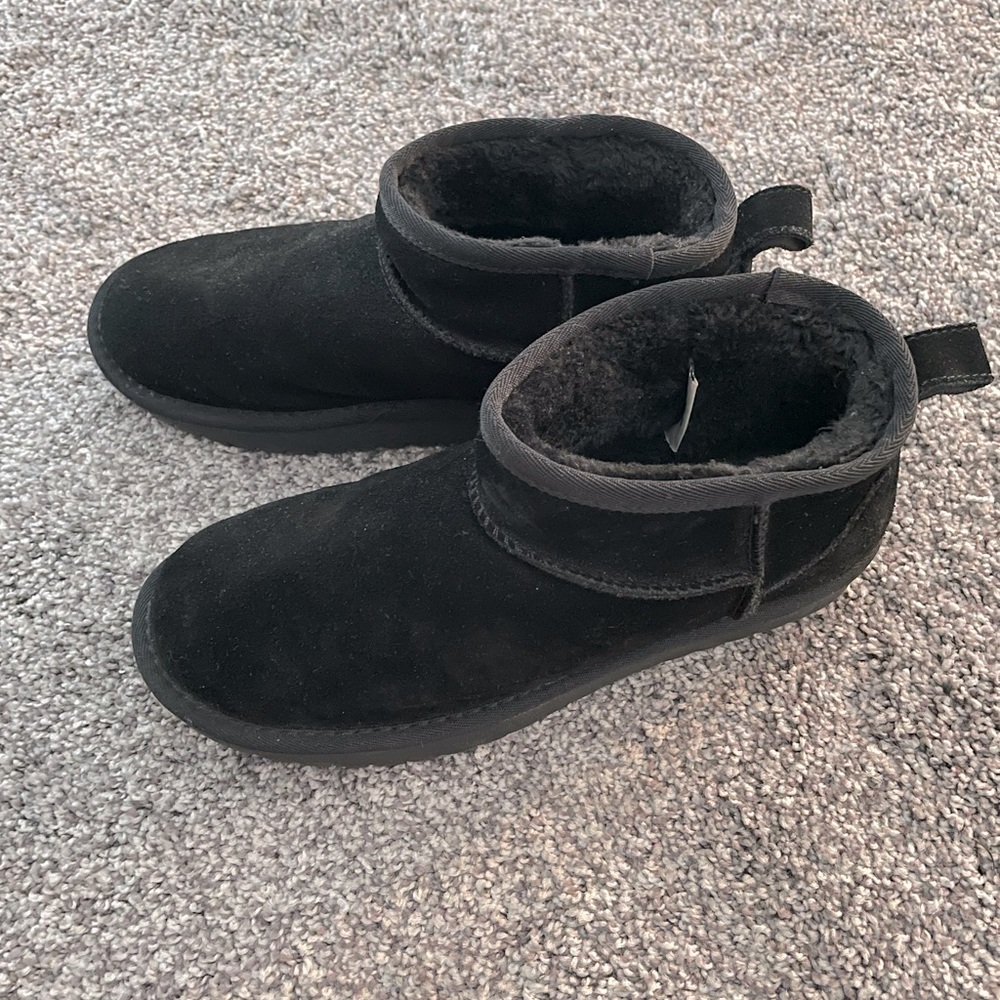 NWOT Cushionaire women’s ankle boot- Sz 8.5 black- Uggs mini ultra look alike